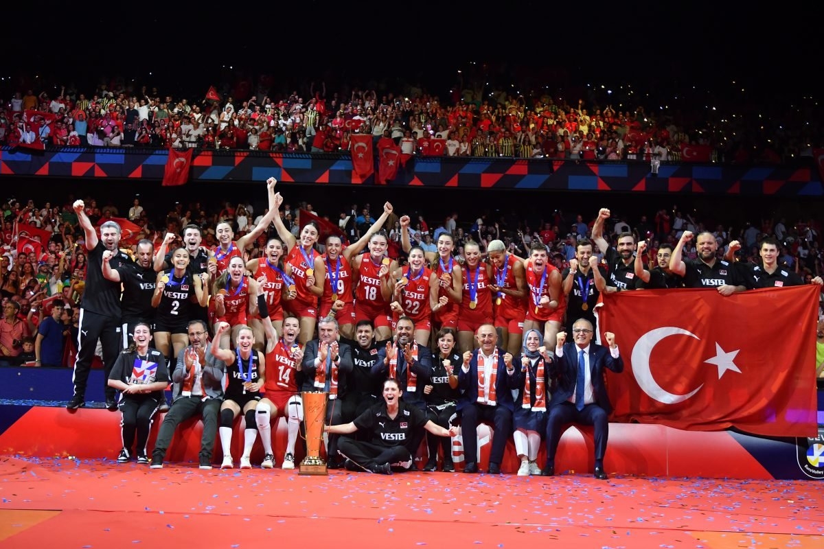 Paris 2024 Olimpiyat Oyunları’nda ülkemizi temsil edecek A Milli Kadın Voleybol Takımımızın 12+1 kişilik kadrosu açıklandı