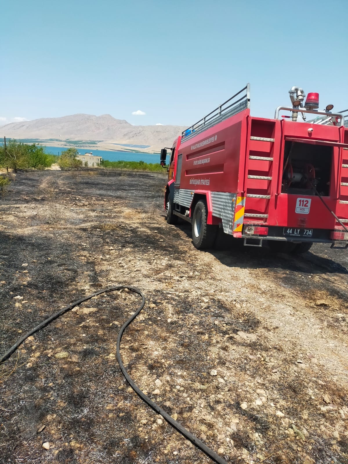 Kale ilçesi Bağlıca mahallesi'nde anız yangını kontrol altına alındı