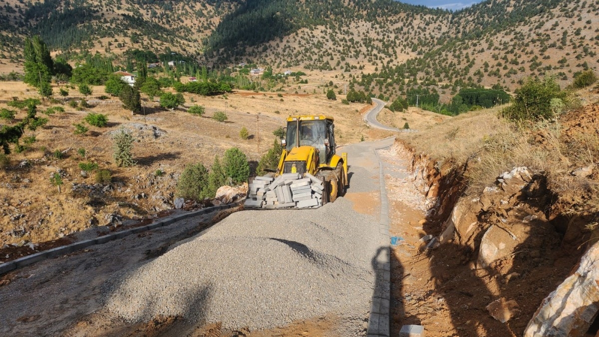 Göksun kırsalında kilit parke imalatlarını tamamladı