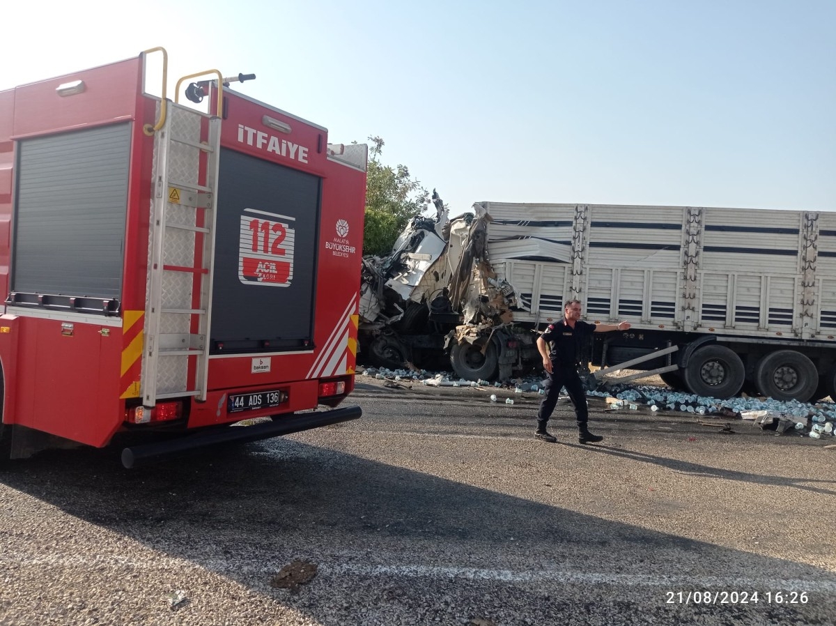 Malatya'da zincirleme kaza: 1 ölü, 1 yaralı  - Videolu Haber