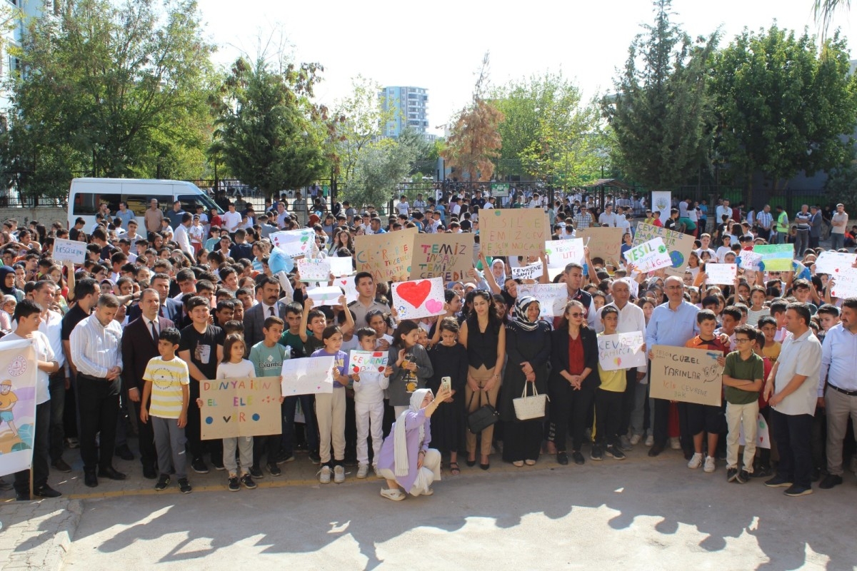 Kahta’da öğrenciler ve öğretmenlerden çevre kirliliğine karşı örnek davranış