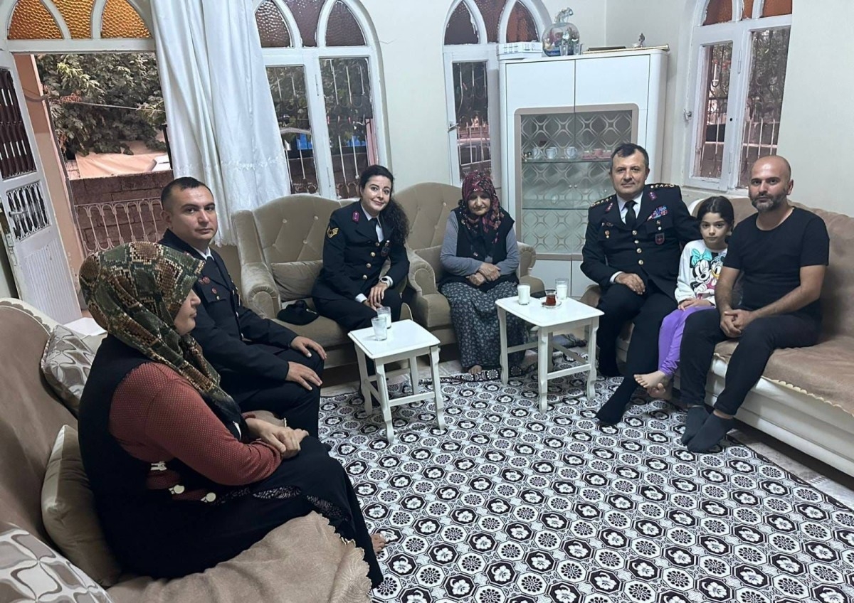 Adıyaman il jandarma komutanlığı şehit ailelerini ziyaret ediyor