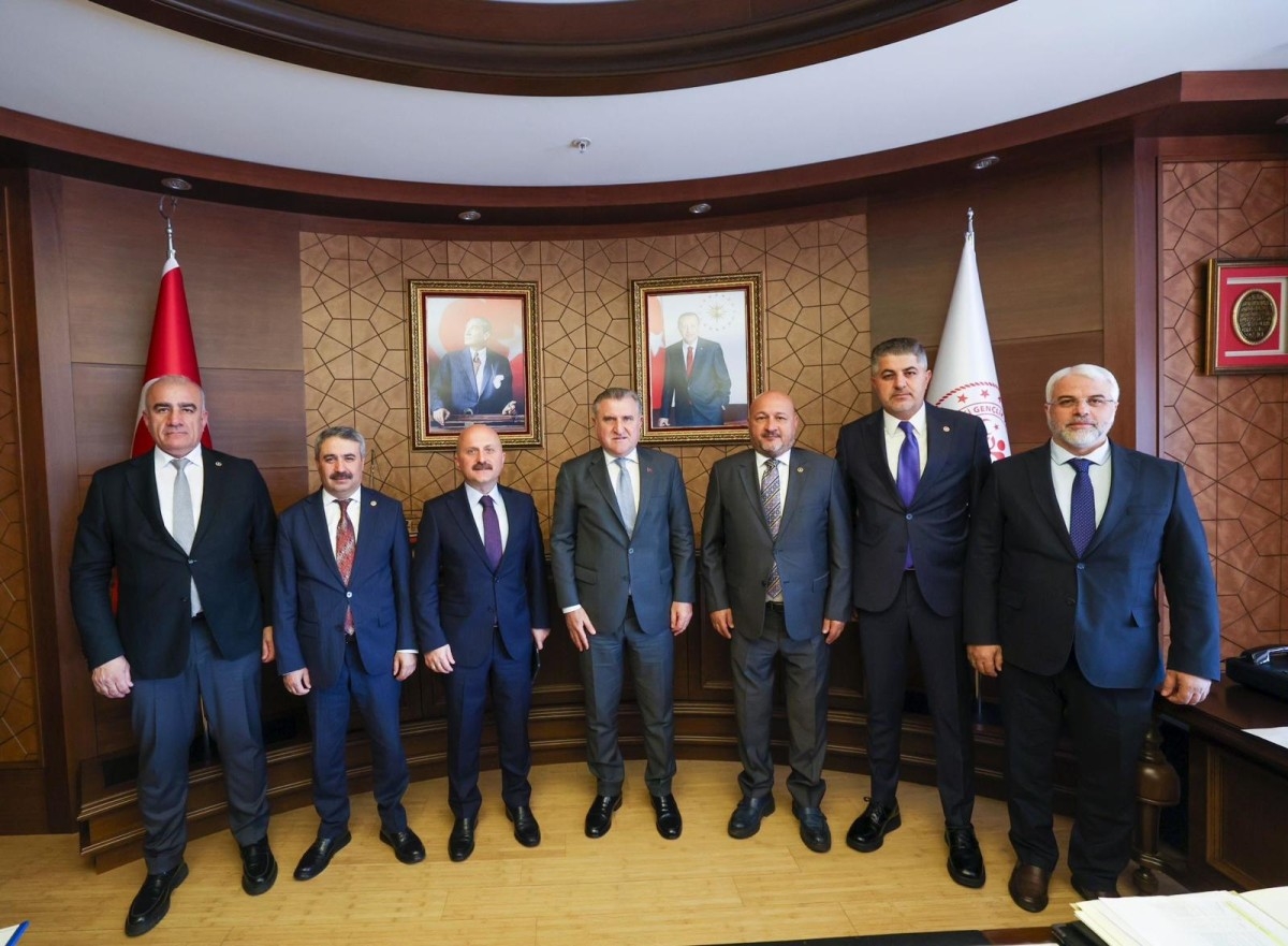 Adıyaman Milletvekilleri Gençlik ve Spor Bakanı'ndan yeni spor yatırımları talep edildi