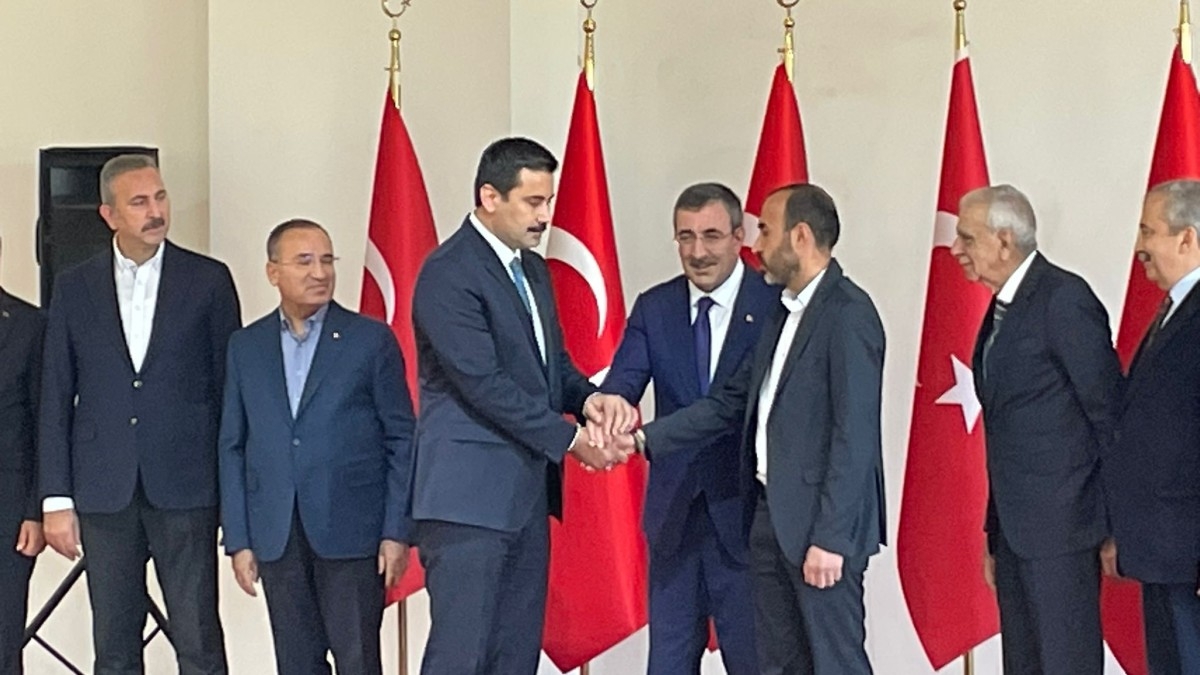 Şanlıurfa’da Cumhurbaşkanı Yardımcısı Yılmaz’ın katılımıyla Şenyaşar ve Yıldız aileleri barıştı
