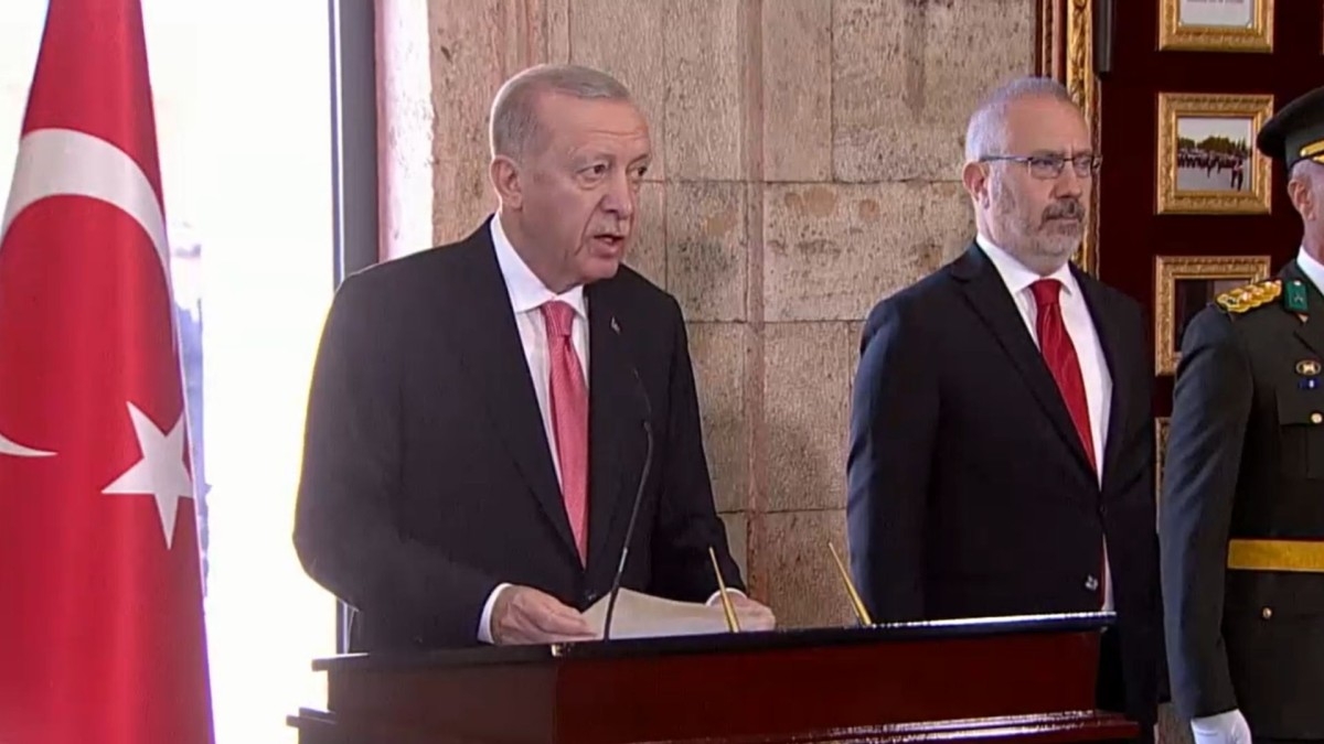 Cumhurbaşkanı Erdoğan Anıtkabir'de anı defterini imzaladı: 'Vatanımızın bekasını koruyoruz'