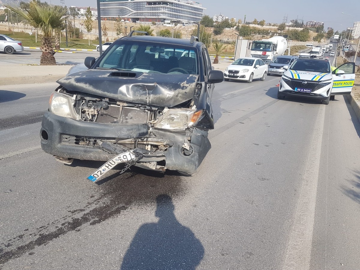 Adıyaman Altınşehir mevkiinde zincirleme Kaza: 3 yaralı  - Videolu Haber
