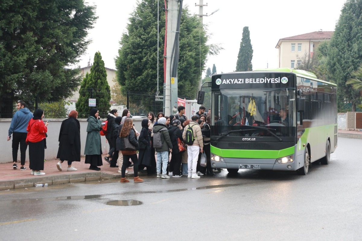 Akyazı’da üniversite öğrencilerine ücretsiz ulaşım hizmeti başladı
