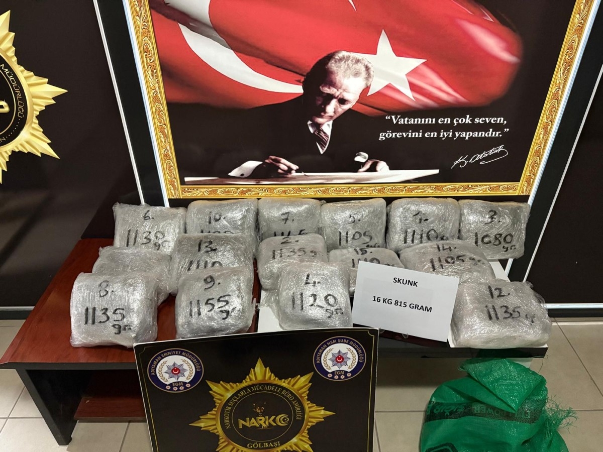 Adıyaman’da araçta yaklaşık 17 kilogram uyuşturucu ele geçirildi: 2 gözaltı  - Videolu Haber