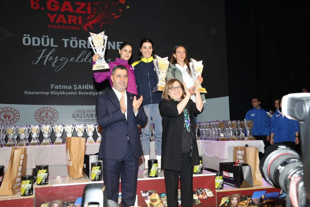 Gazi yarı maratonu’nda dereceye giren sporcular ödüllendirildi