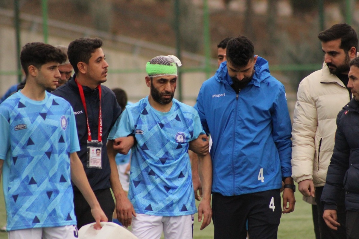 Adıyaman Amatör Ligi'nde ambulans krizi: Futbolcular kafa kafaya çarpıştı, ambulans sonradan çağrıldı  - Videolu Haber