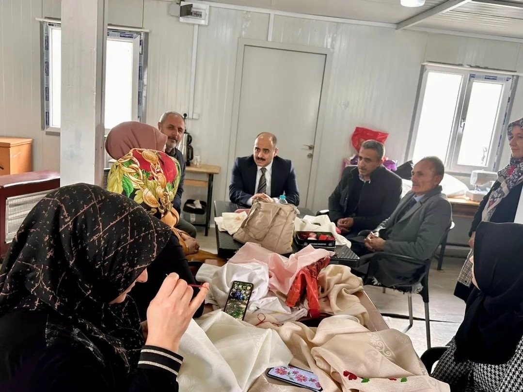 Çelikhan Kaymakamı Altınöz'den Aile Destek Merkezi kurslarına ziyaret: Daha fazla kurs açılacak