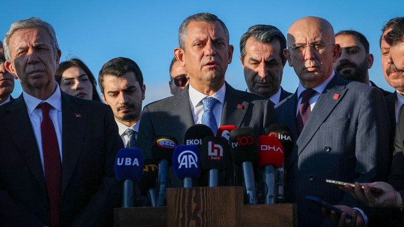 Özgür Özel'den sert çıkış: 'Akbaba gibi yoksulun bütçesine çöktüler'