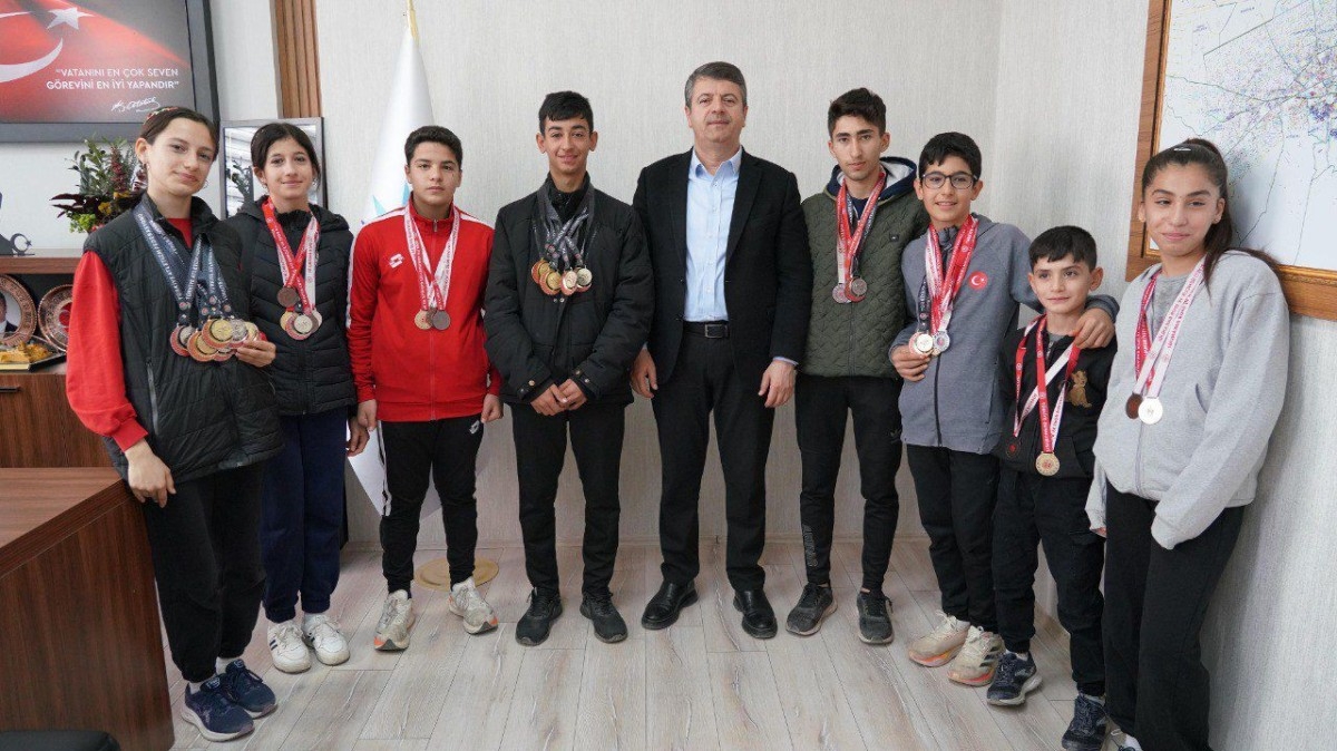 Depremzede şampiyonlar madalyalarını başkan Tutdere’ye takdim etti