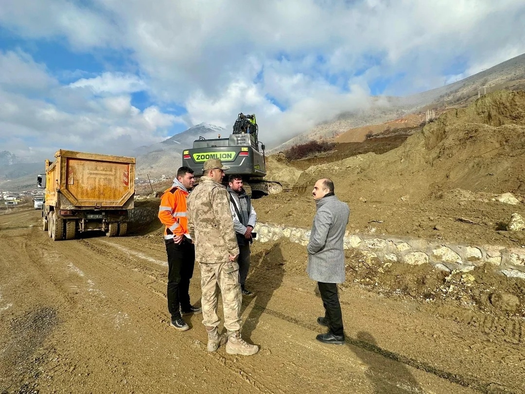Kaymakam Altınöz, deprem konutları şantiye alanında incelemede bulundu
