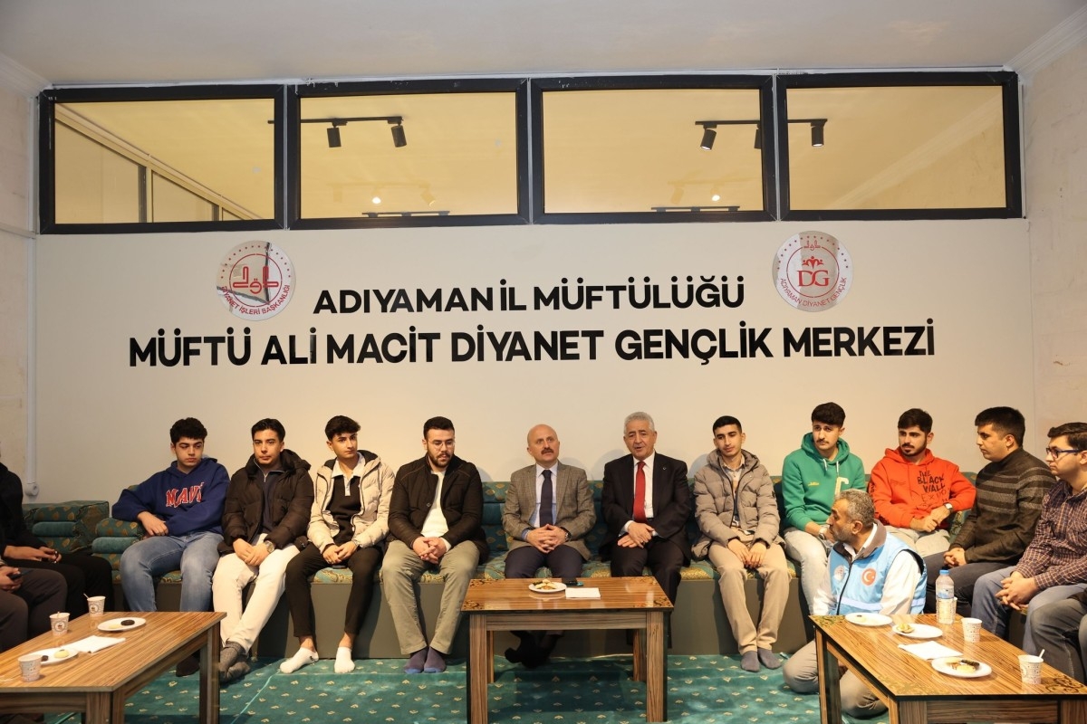 Vali Varol, Ali Macit Diyanet Gençlik Merkezi'nde gençlerle bir araya geldi