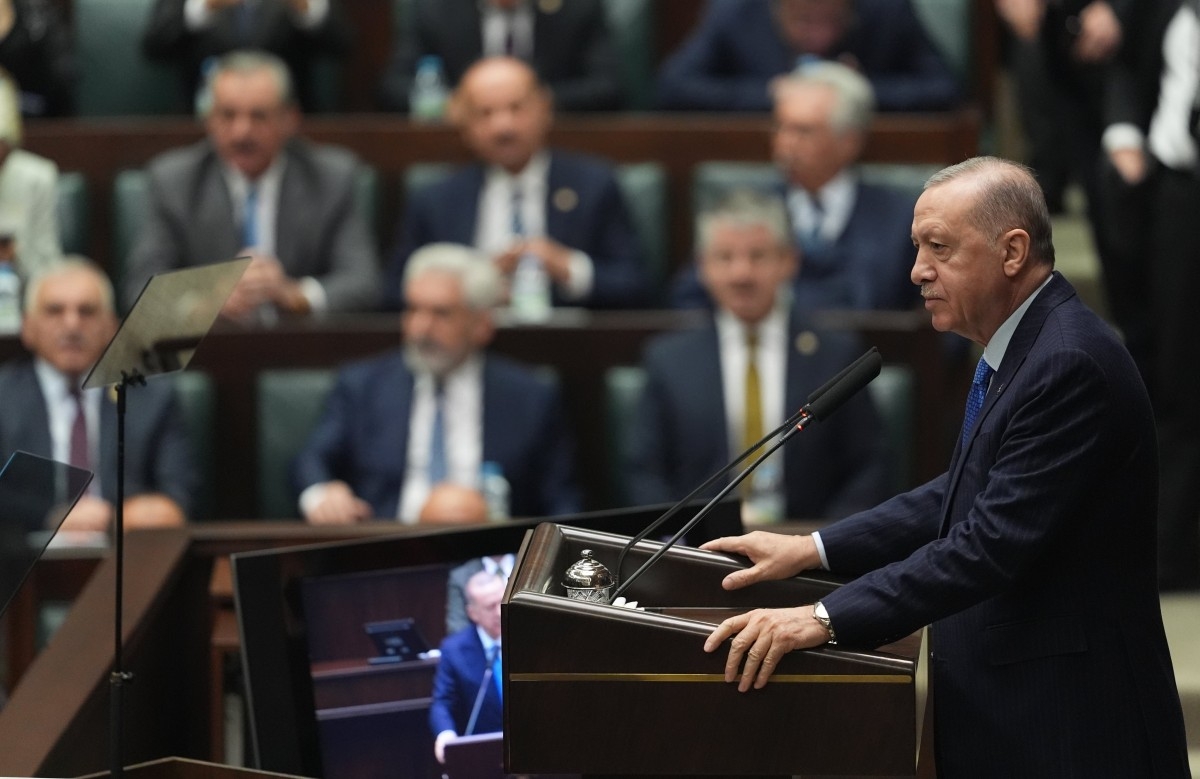 Cumhurbaşkanı Erdoğan: 'Özel kırmızı kartla oyalanırken, sarı kartı kendi eski genel başkanı gösterdi'