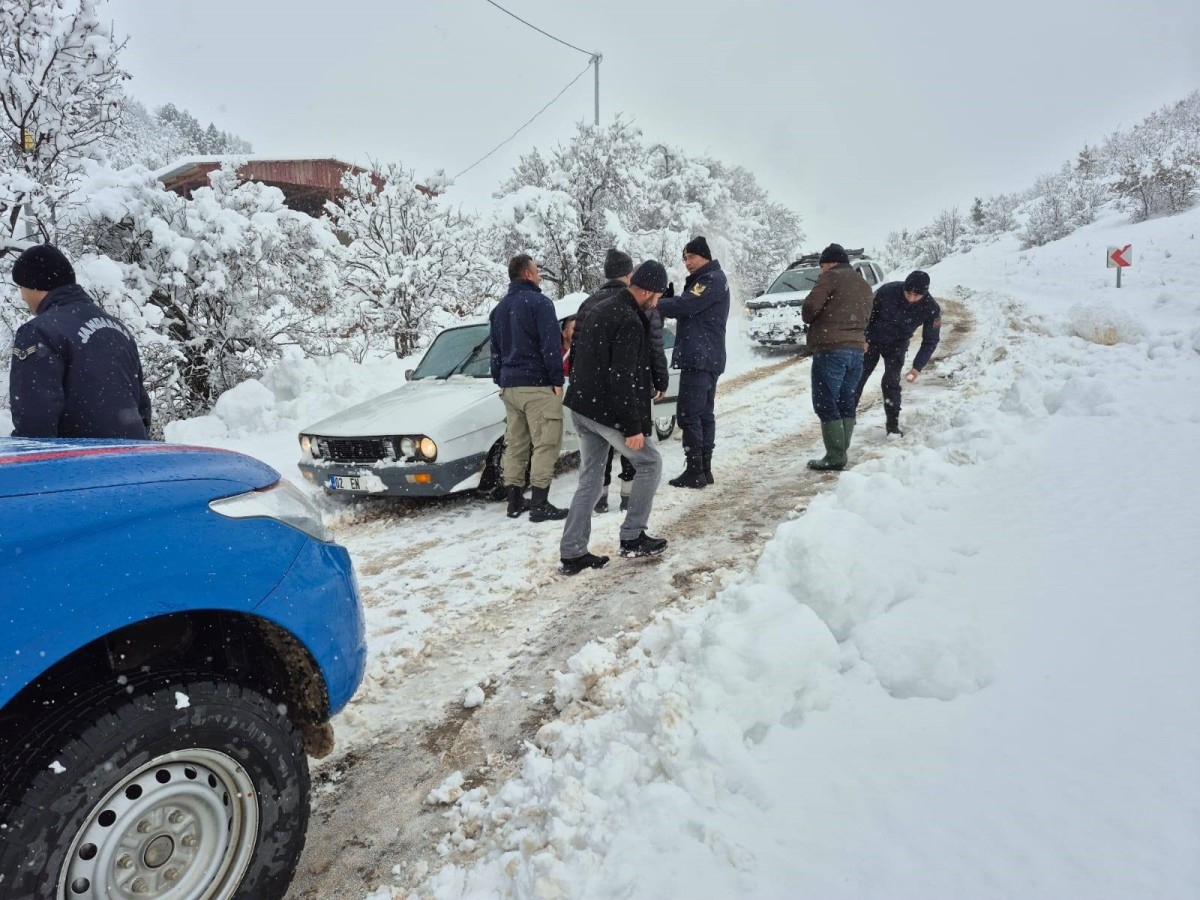 Adıyaman Gölbaşı’nda karda mahsur kalan hamile kadın kurtarıldı