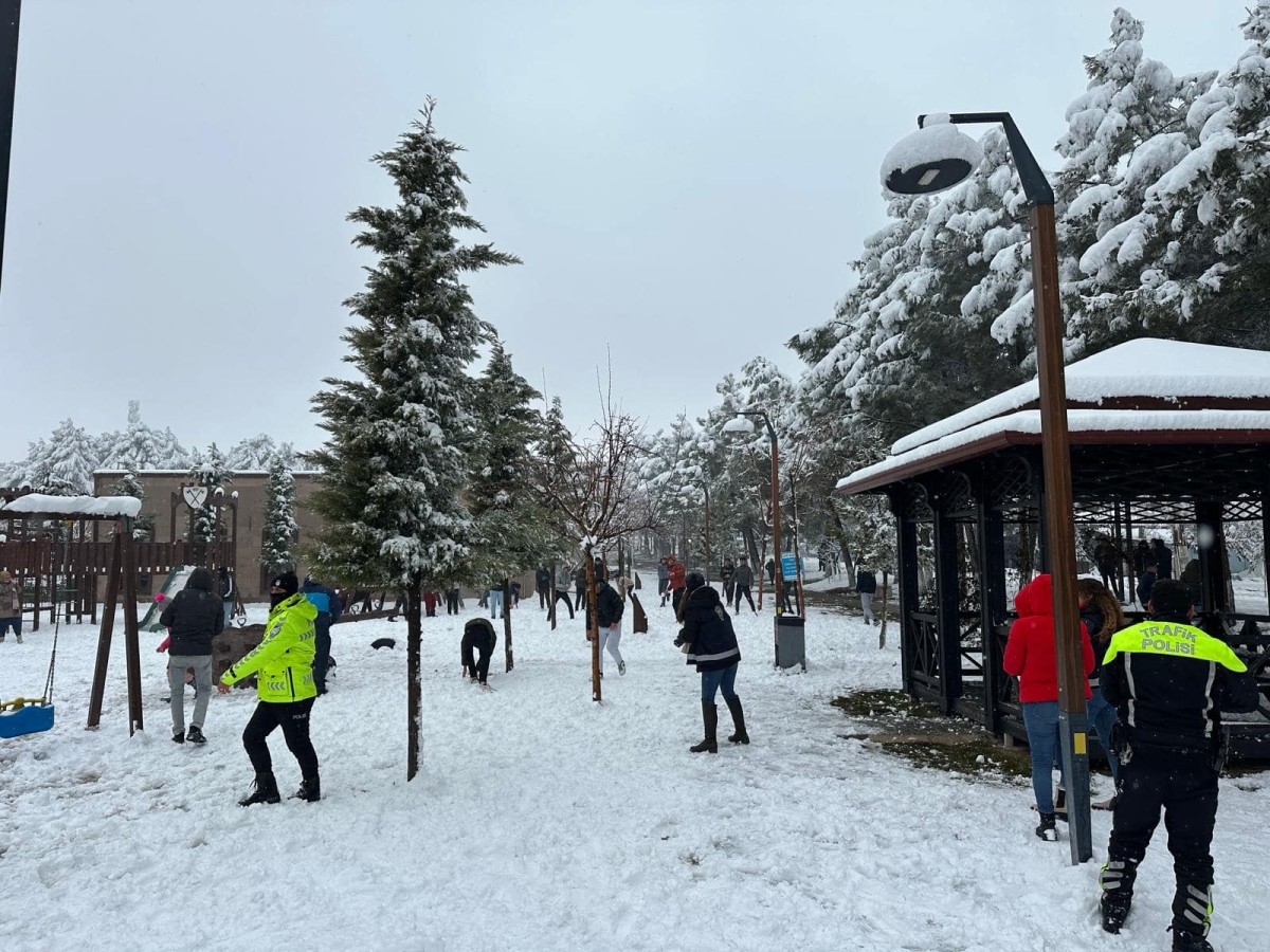 Polis ekipleri vatandaşlarla kartopu oynadı