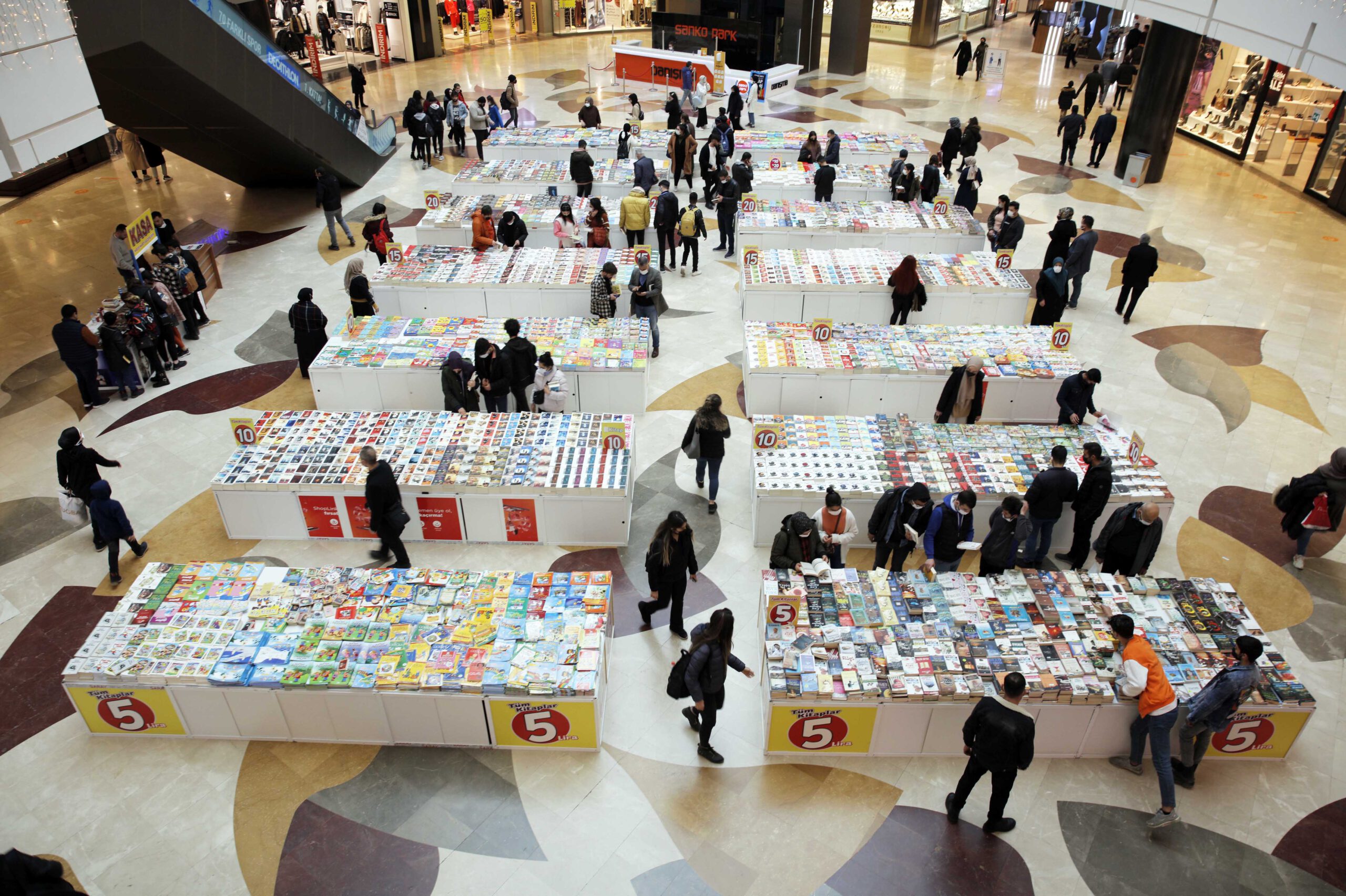 Üç bin kitap kitapseverlerle buluştu