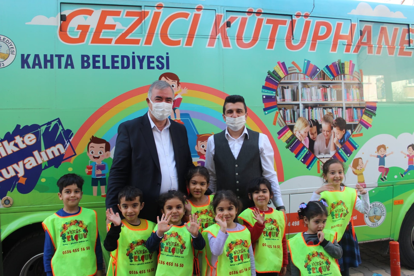 Gezici kütüphane öğrencilere kitap ulaştırıyor