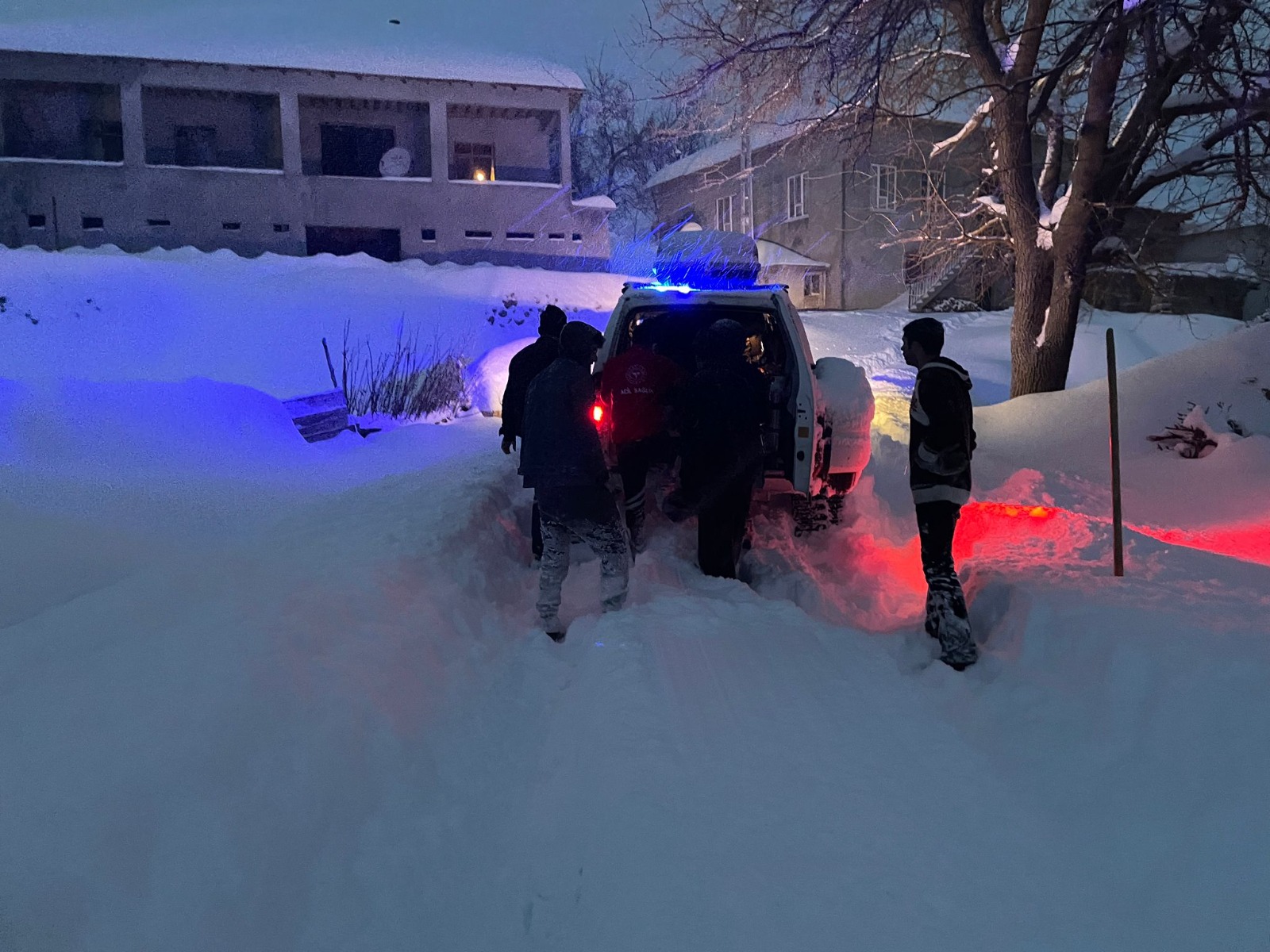 Adıyaman’da kar paletli ambulans hayat kurtardı