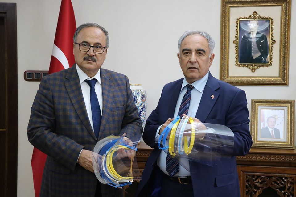 SAĞLIK ÇALIŞANLARI İÇİN KORUYUCU SİPER MASKE ÜRETİLİYOR
