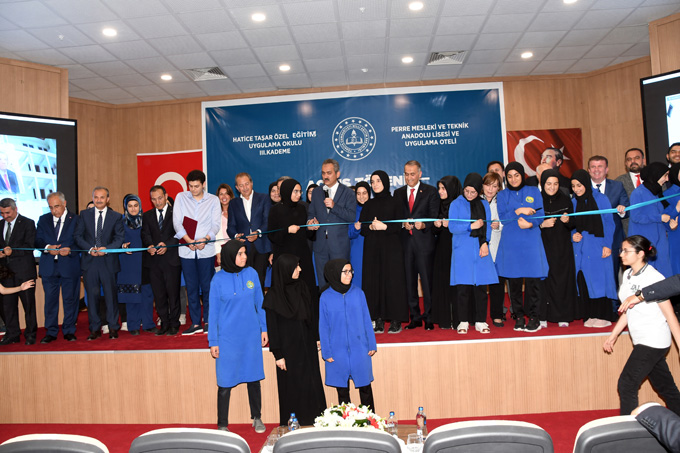 Bakan Özer'den 5 Yıldızlı Açılış