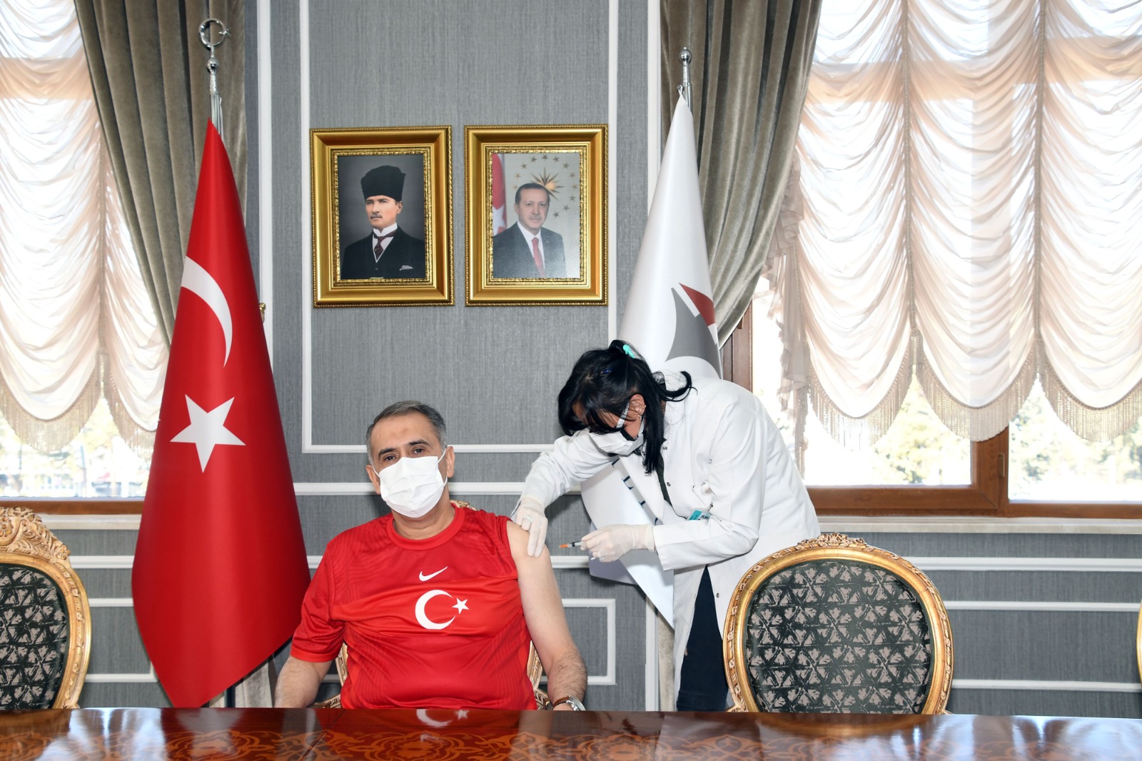 Vali Çuhadar, 4. doz aşısını TURKOVAC tercih etti