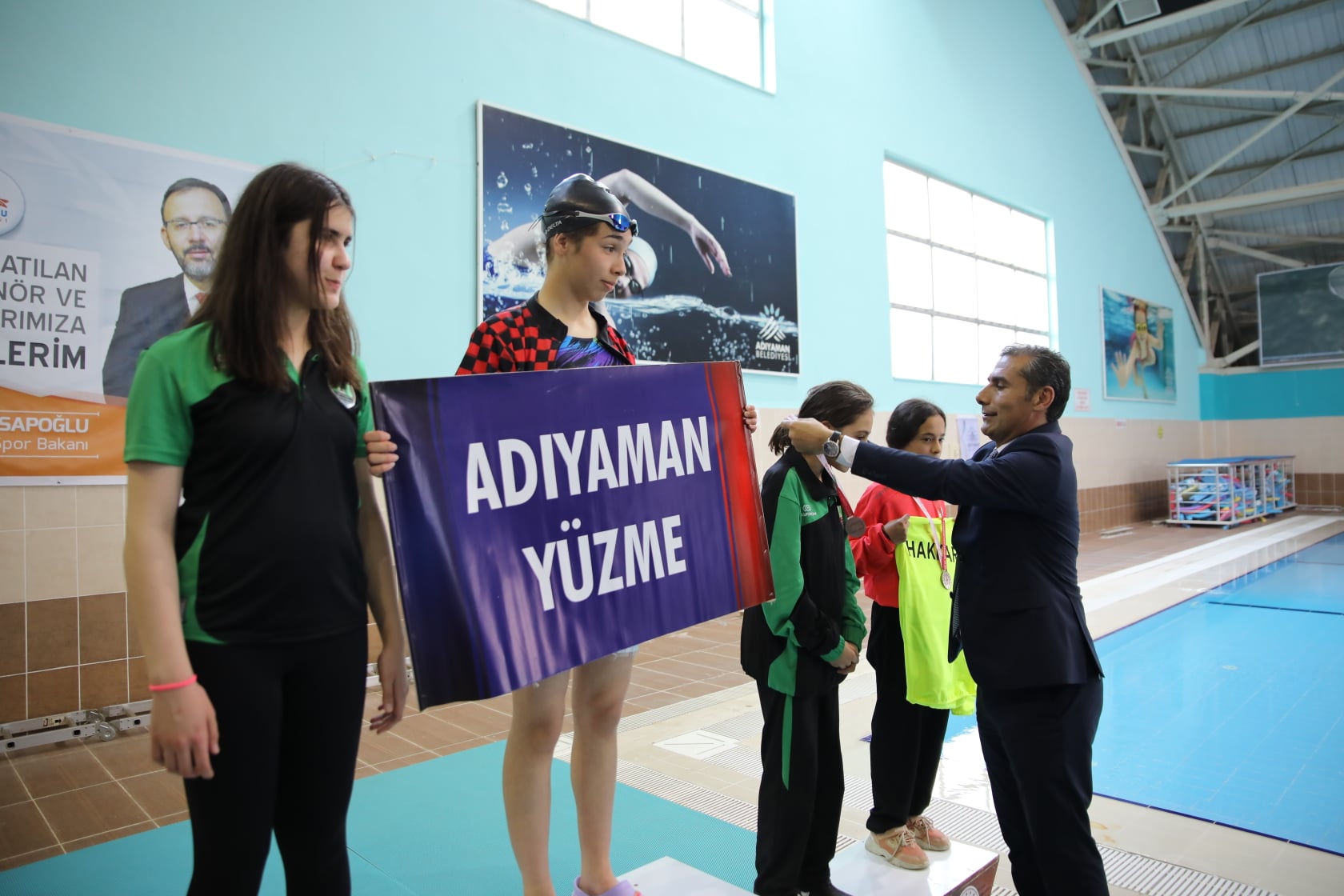 Yüzmede Kıyasıya Madalya Mücadelesi
