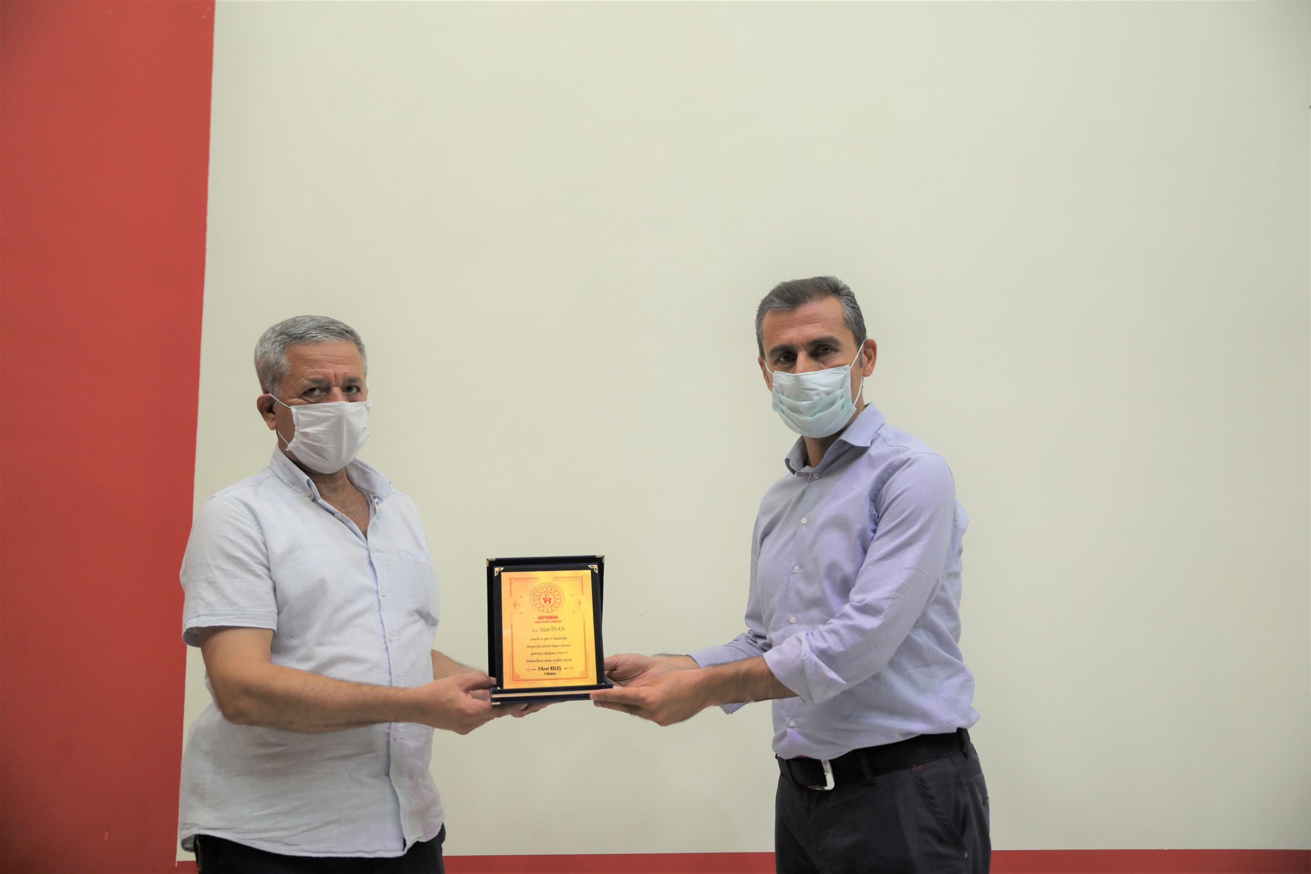 Emekli Olan Personele Plaket