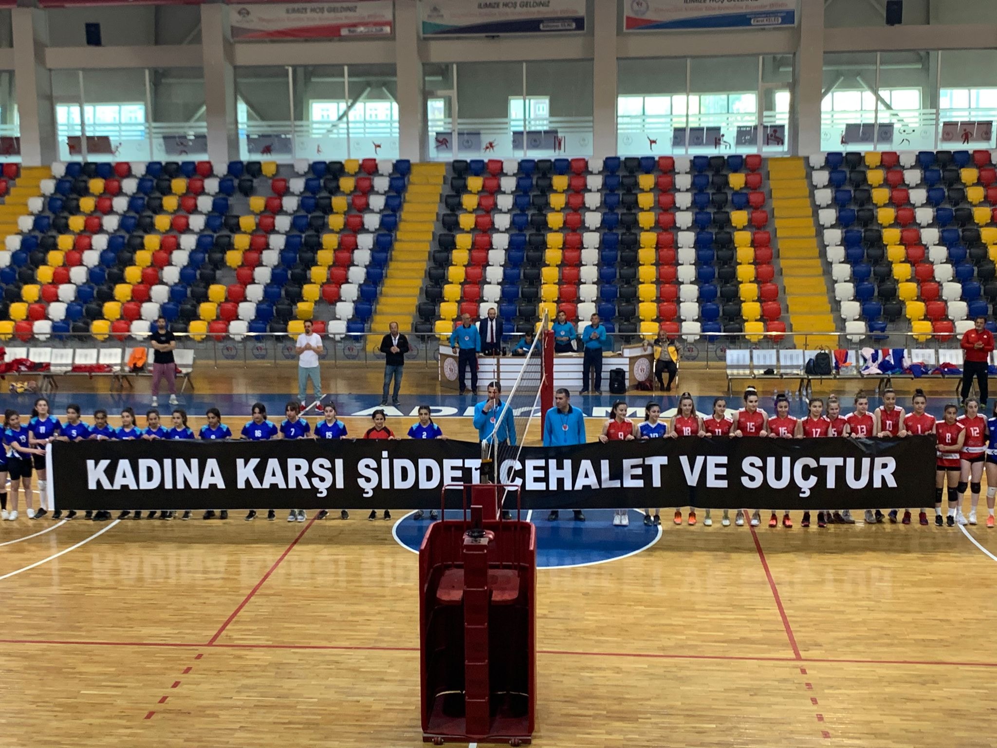 Voleybolcu Kızlar “Kadına Karşı Şiddet Cehalet Ve Suçtur” Diyor