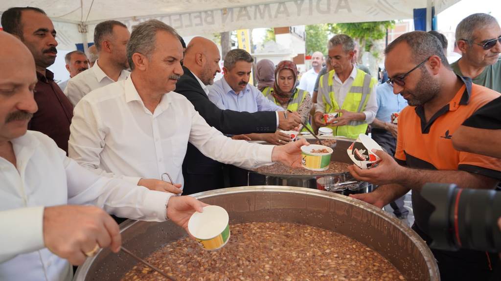 Başkan Kılınç’ tan Vatandaşlara Aşure İkramı
