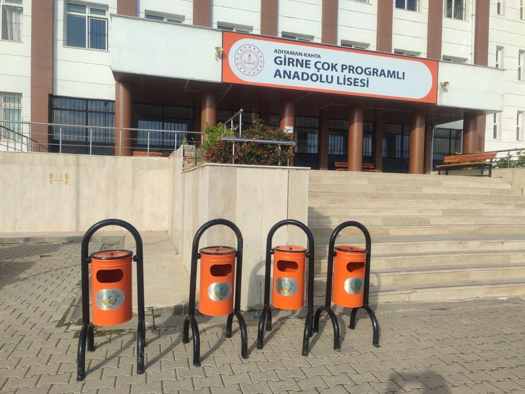 Kahta'da çöp kovası ve oturma bankları dağıtımı yapıldı