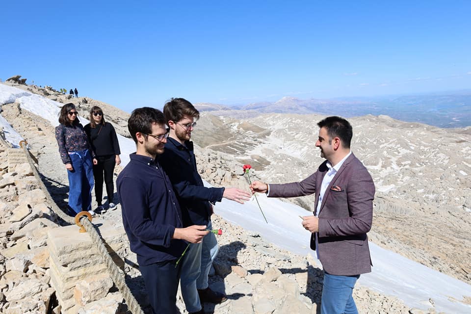İlk turistler karanfille karşılandı