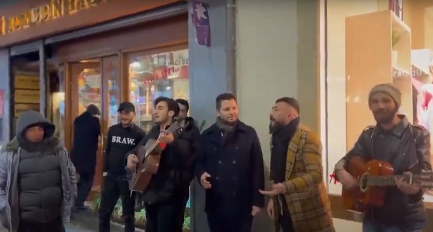 Milletvekili Toprak, Kürtçe Müziğe Eşlik Etti