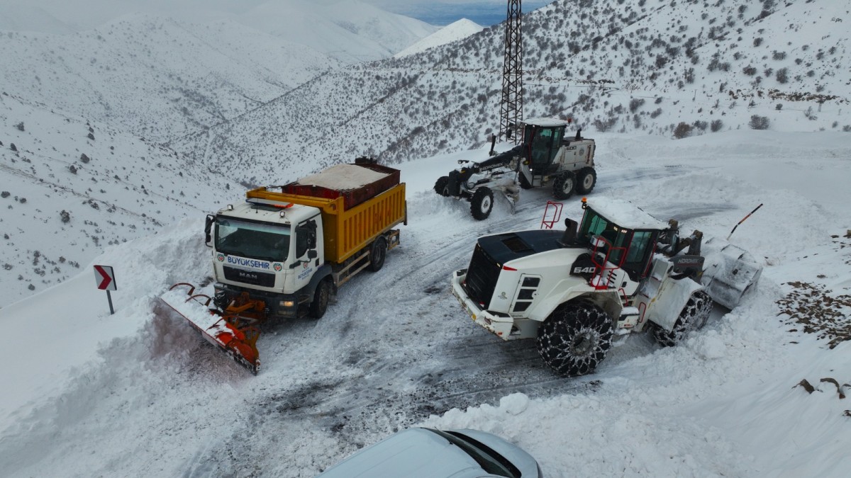 Kar yağışı nedeniyle kapanan yolların tamamını ulaşıma açıldı