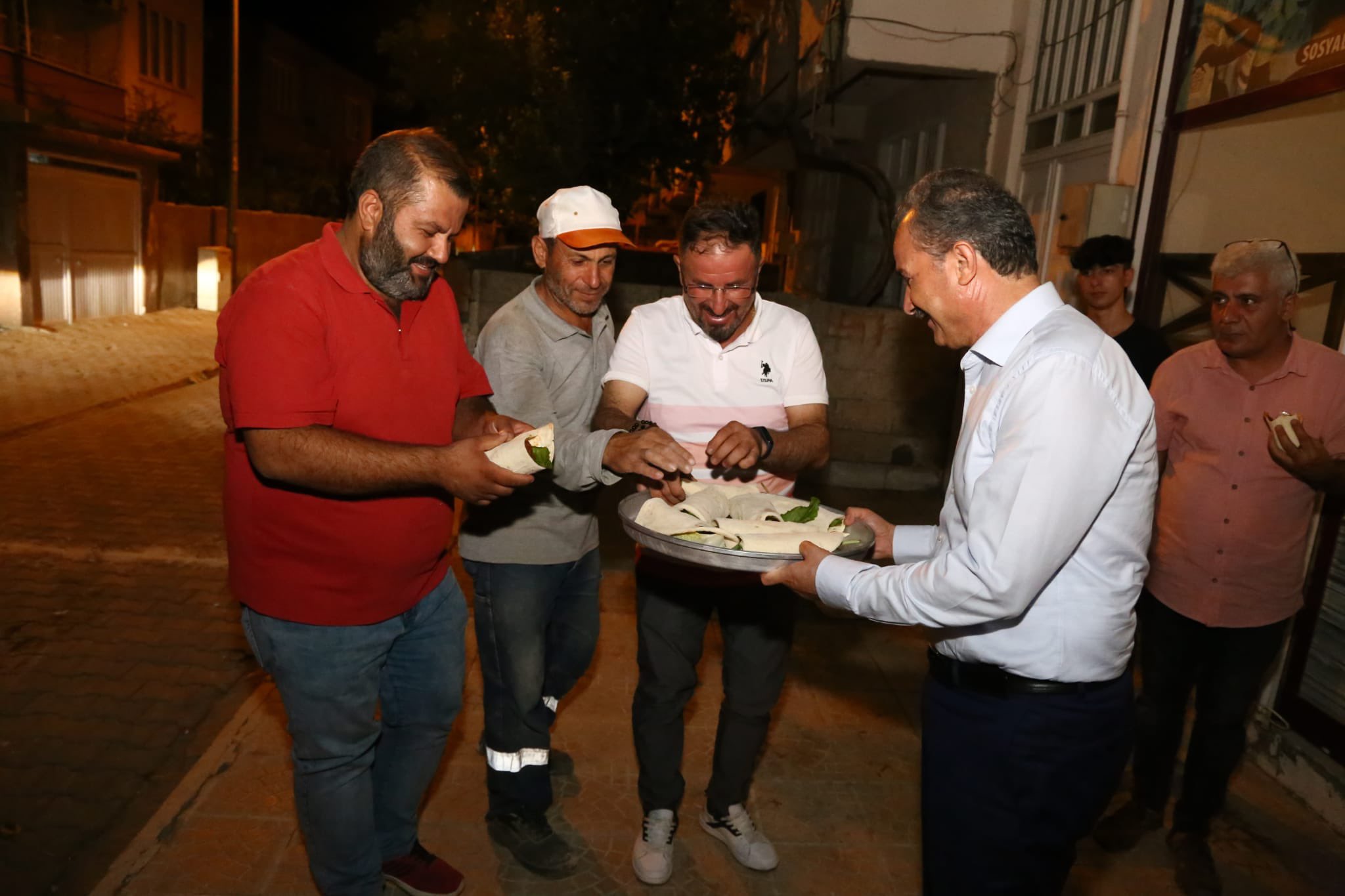 Mahallelilerden, Belediye İşçilerine Çiğköfte İkramı