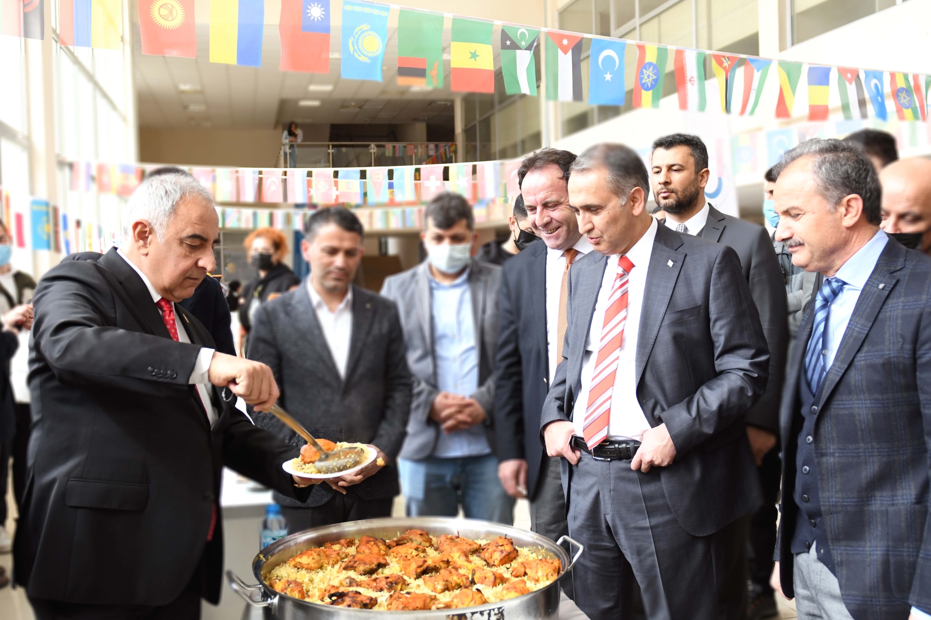 ADYÜ 1. Kültürlerarası Yemek Etkinliğinde Barış Mesajları Verildi