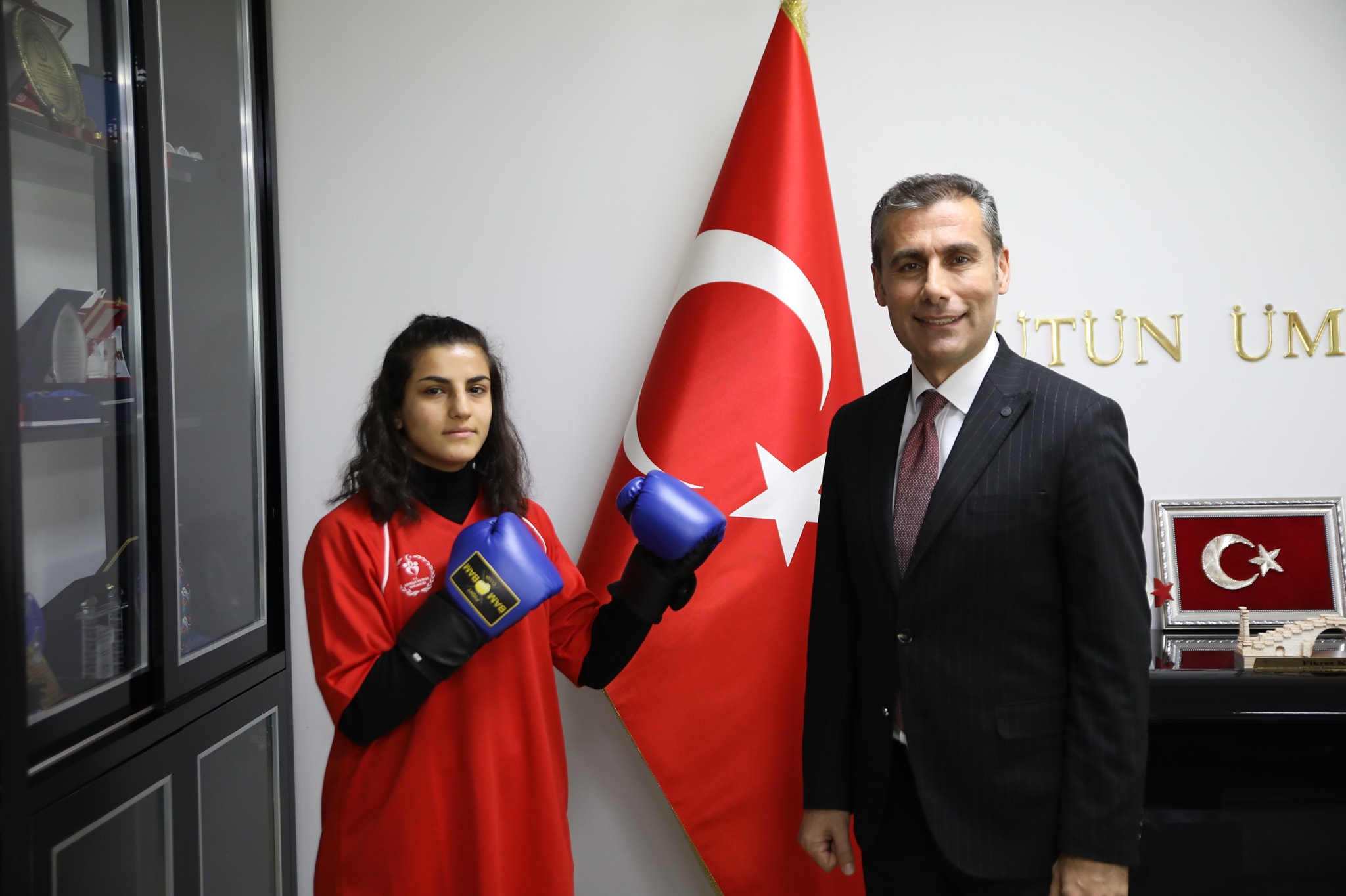 Şampiyon Yumruklar Madalya Kazandı
