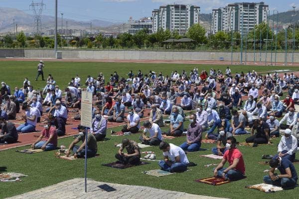 Cuma Namazı Kılınacak Yerler Belli Oldu