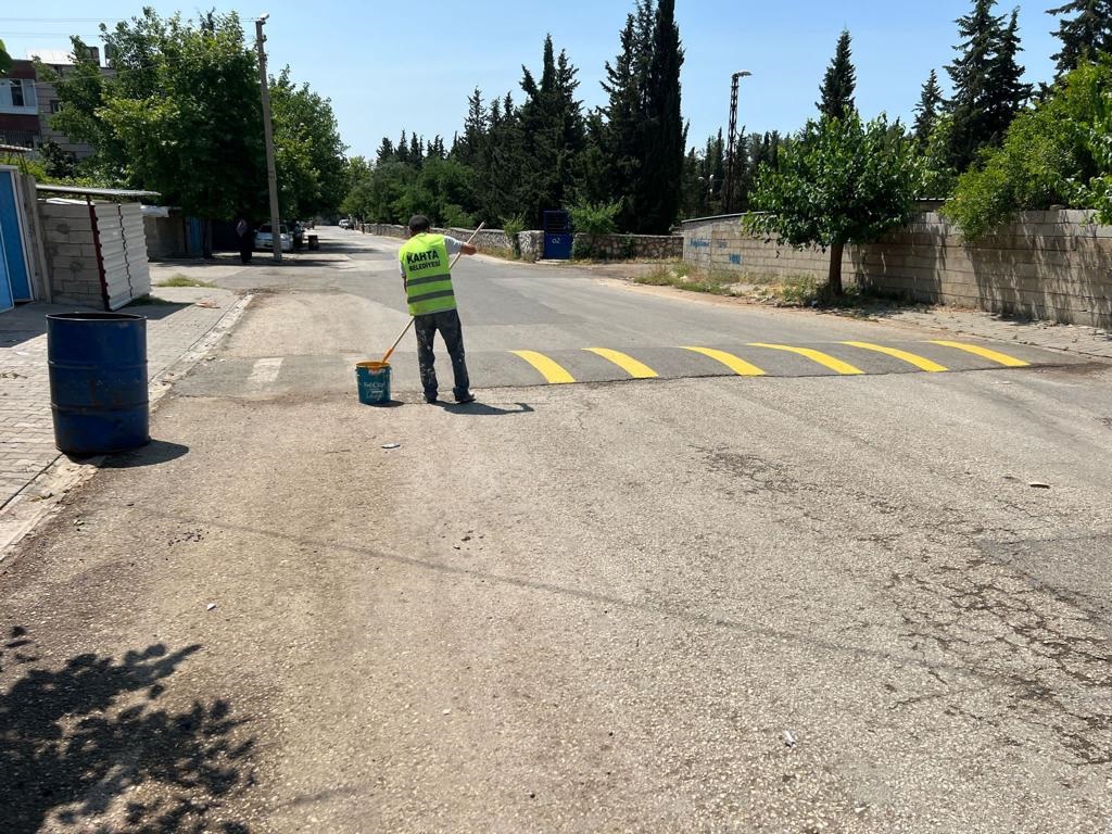 Kahta Belediyesi Tarafından Kasisler Boyanıyor