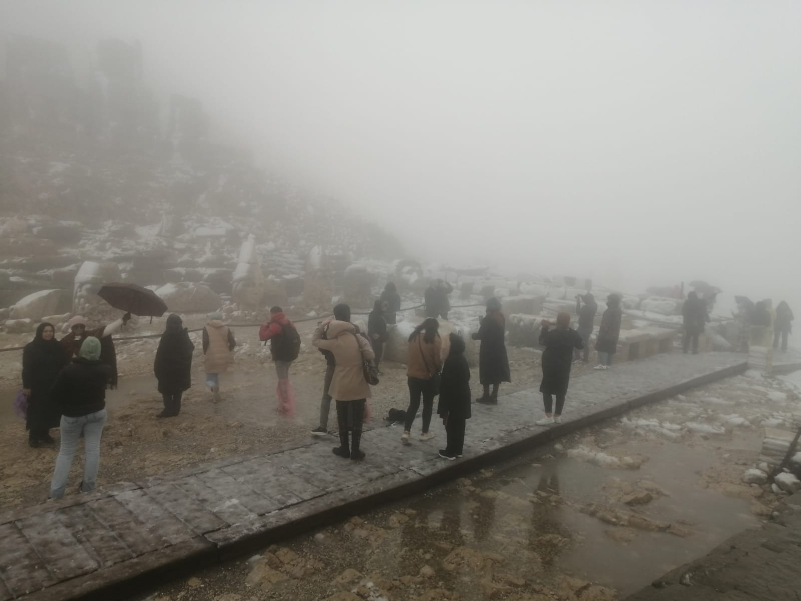 Nemrut Dağı'nda Turistlere Kar Sürprizi