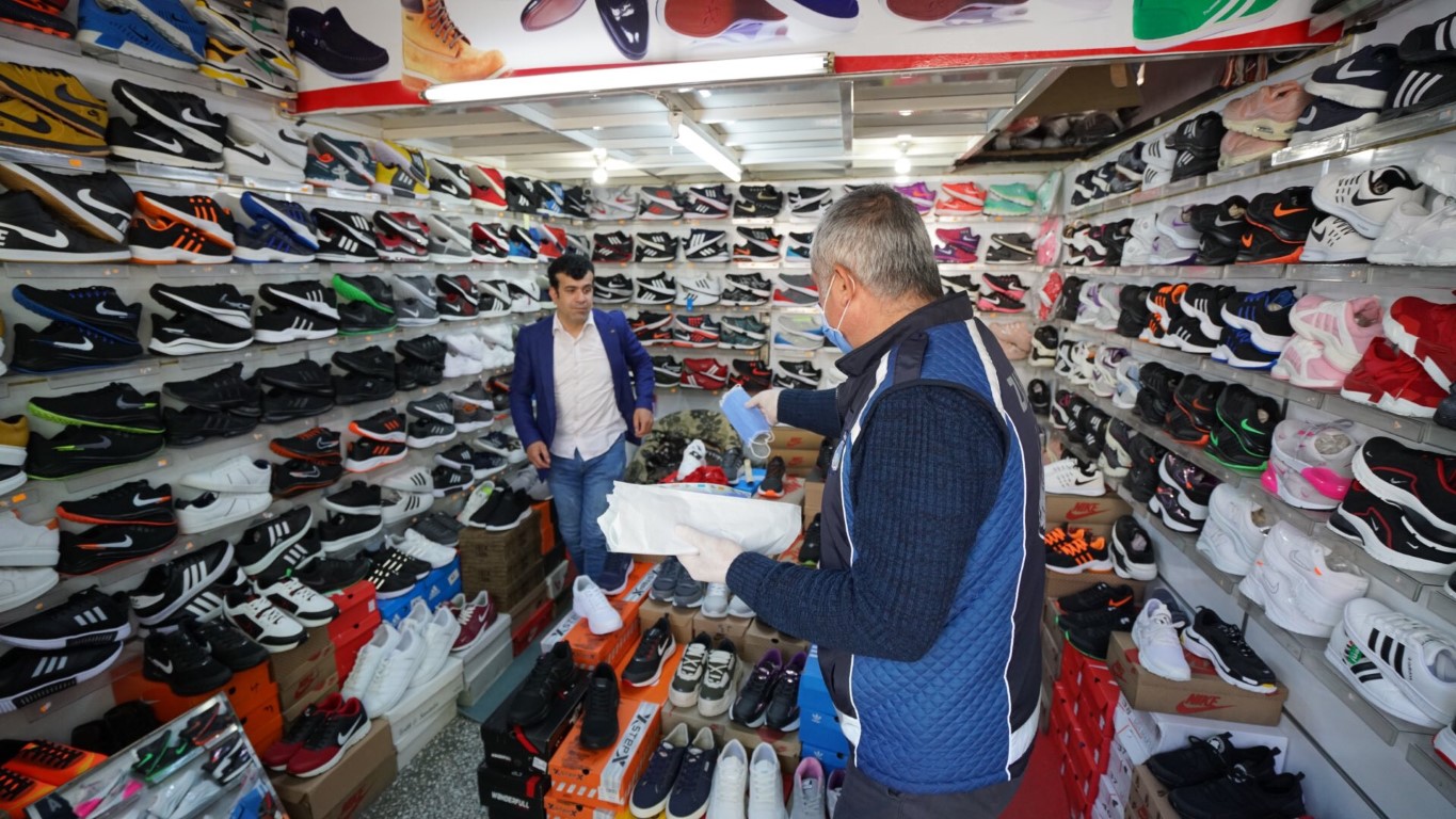 Çarşı Esnafına Maske Dağıtıldı