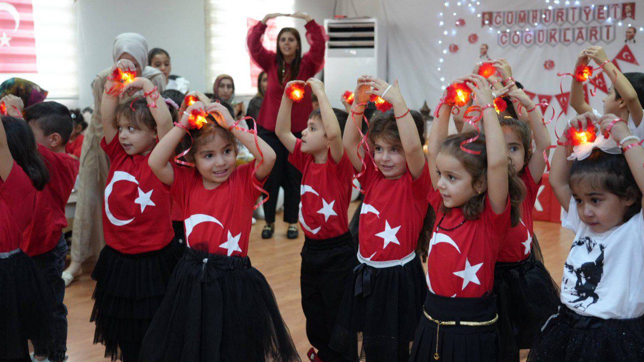 Belediye kreşlerinde miniklerden anlamlı Cumhuriyet Bayramı kutlaması