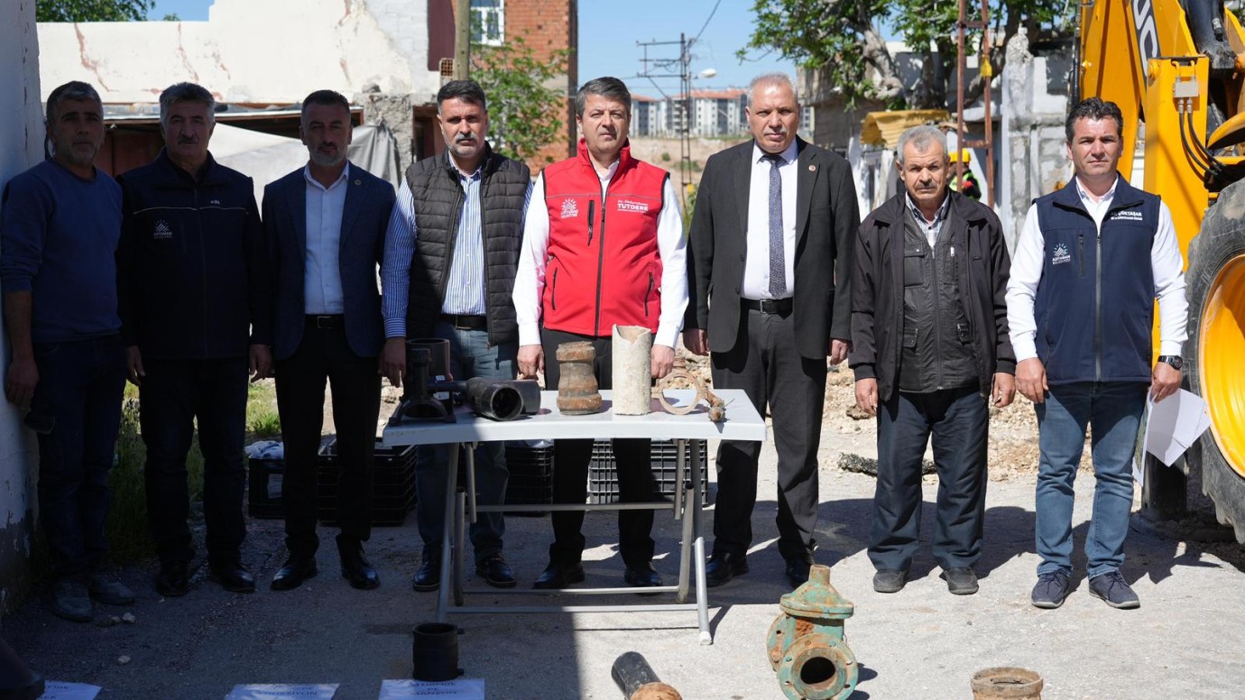 Başkan Tutdere eski boruları göstererek anlattı: “Adıyaman’ın altında yeni bir Adıyaman inşa ediyoruz”