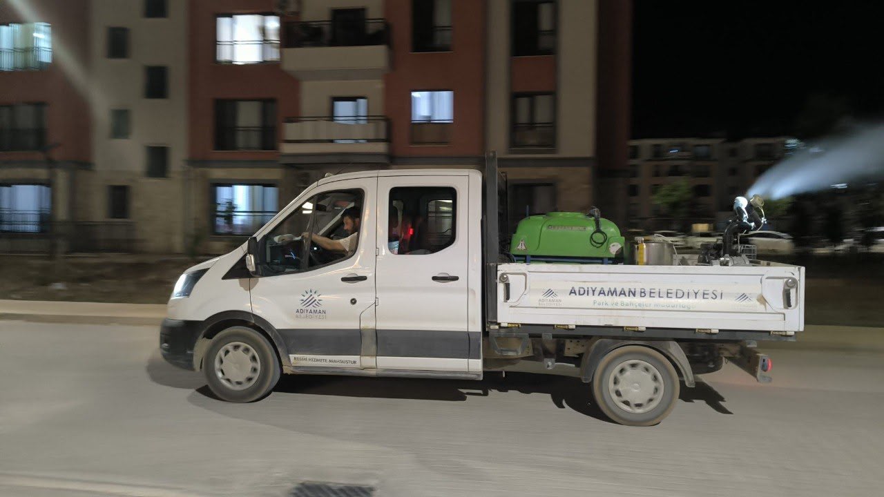 Adıyaman Belediyesi 6 ekiple gece ilaçlama yapıyor