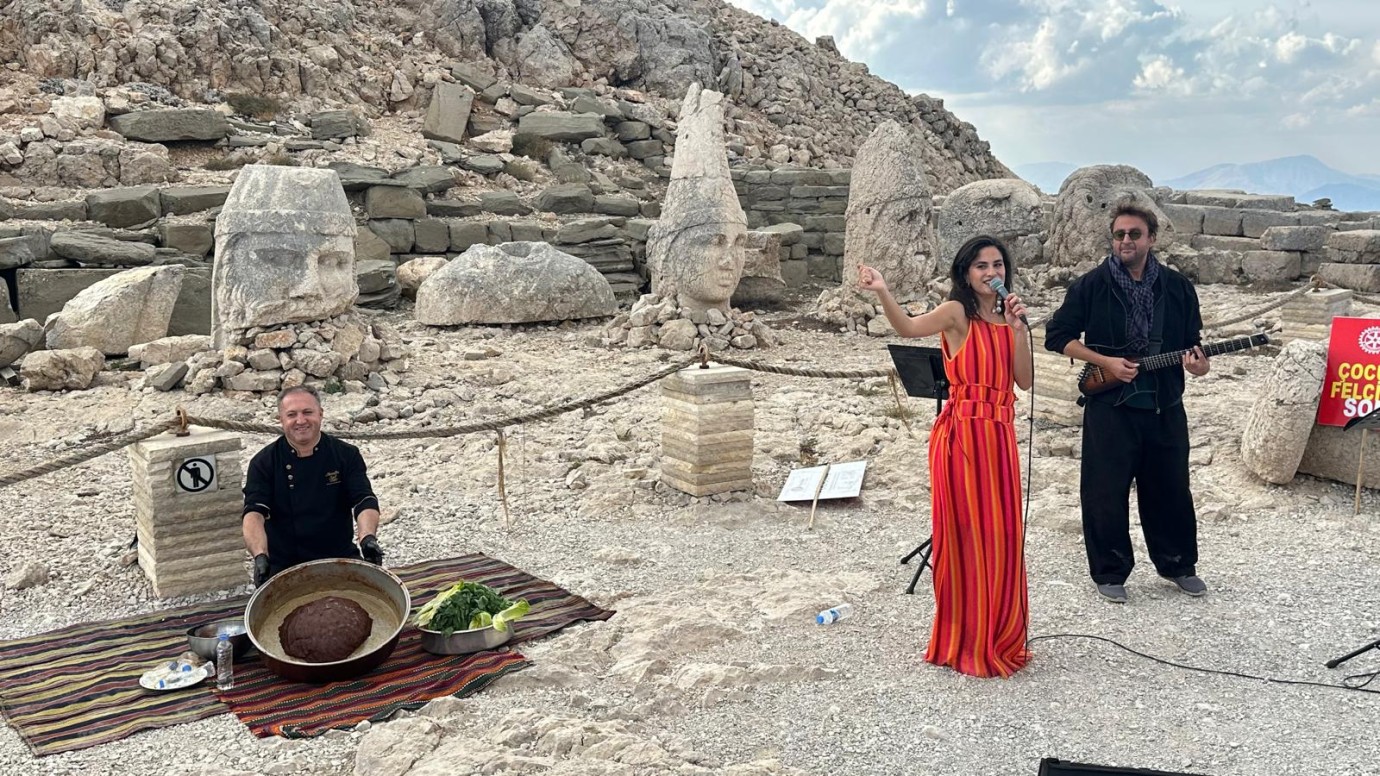 NEMRUT’UN ZİRVESİNDE TARİHİ MESAJ: “ÇOCUK FELCİNE SON!”